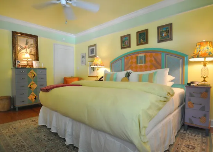 Pineapple Point Guesthouse & Resort - Gay Men'S Resort